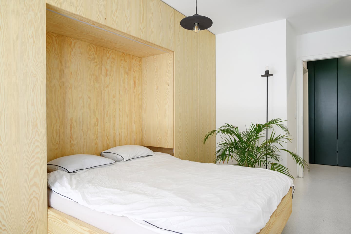 Маленькая квартира с подвижной мебелью в Любляне – проект Arhitektura d.o.o