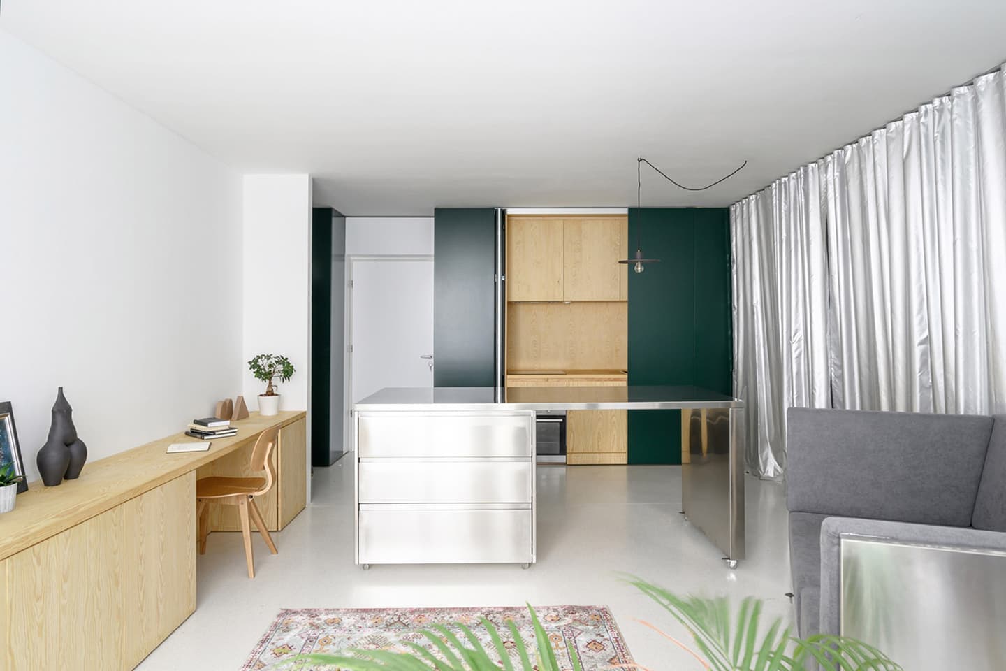 Маленькая квартира с подвижной мебелью в Любляне – проект Arhitektura d.o.o