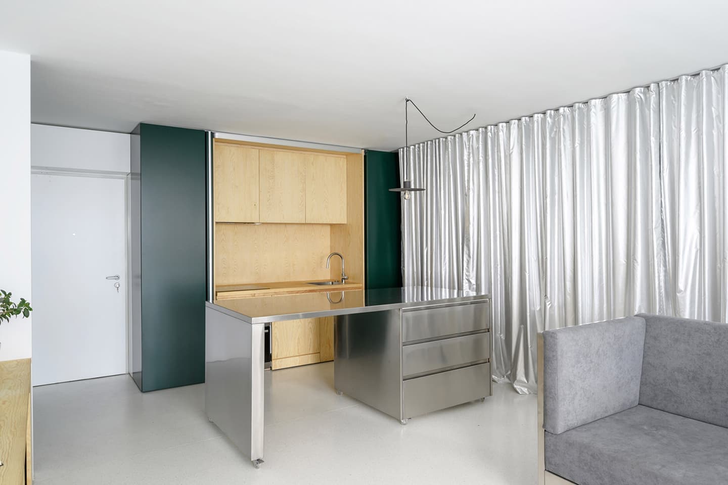 Маленькая квартира с подвижной мебелью в Любляне – проект Arhitektura d.o.o