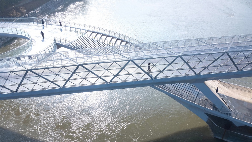 Команда архитекторов построила многофункциональный мост в Китае