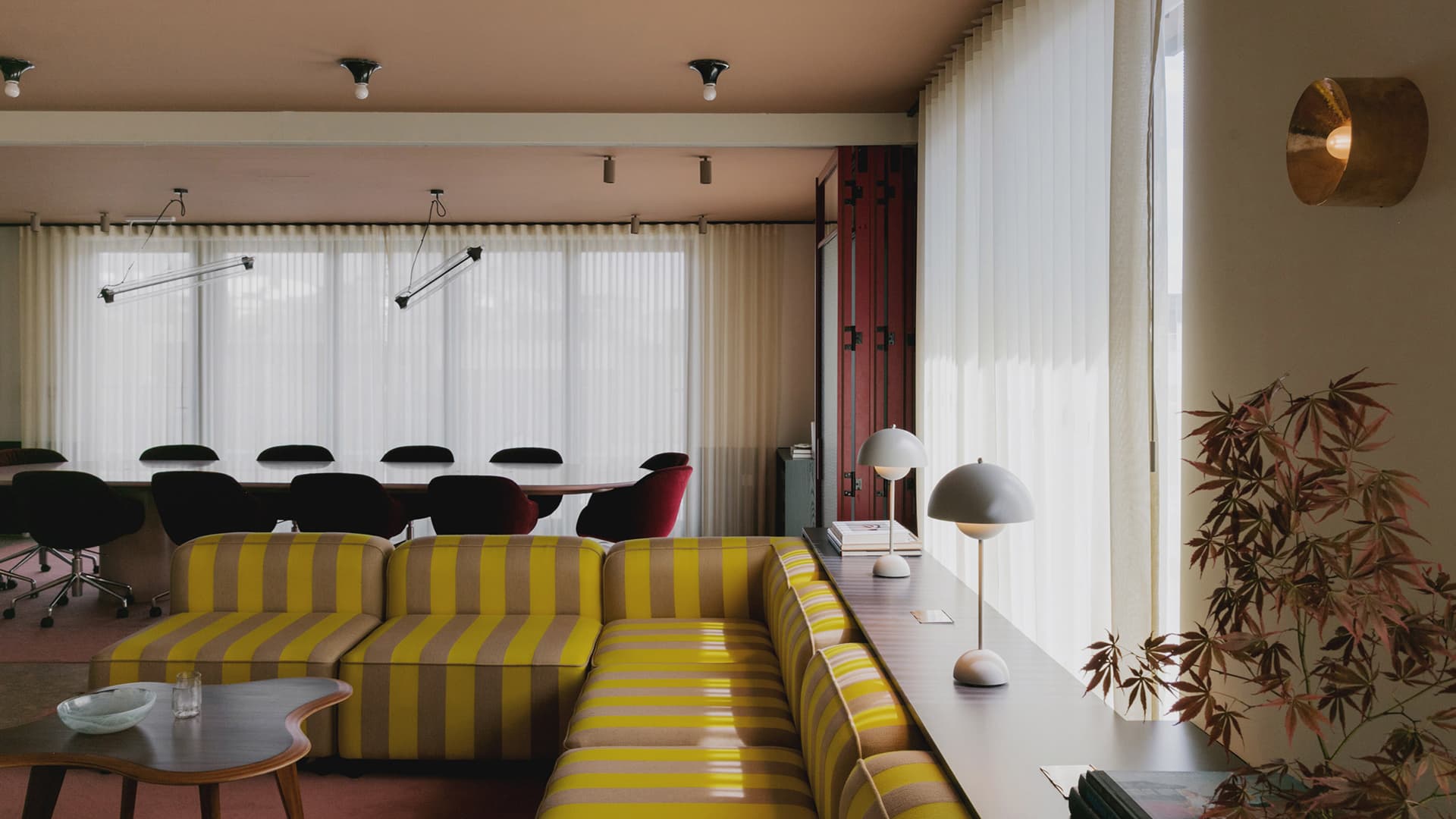 Уютный офис в эстетике американских частных домов 50-х годов – проект студии Daytrip