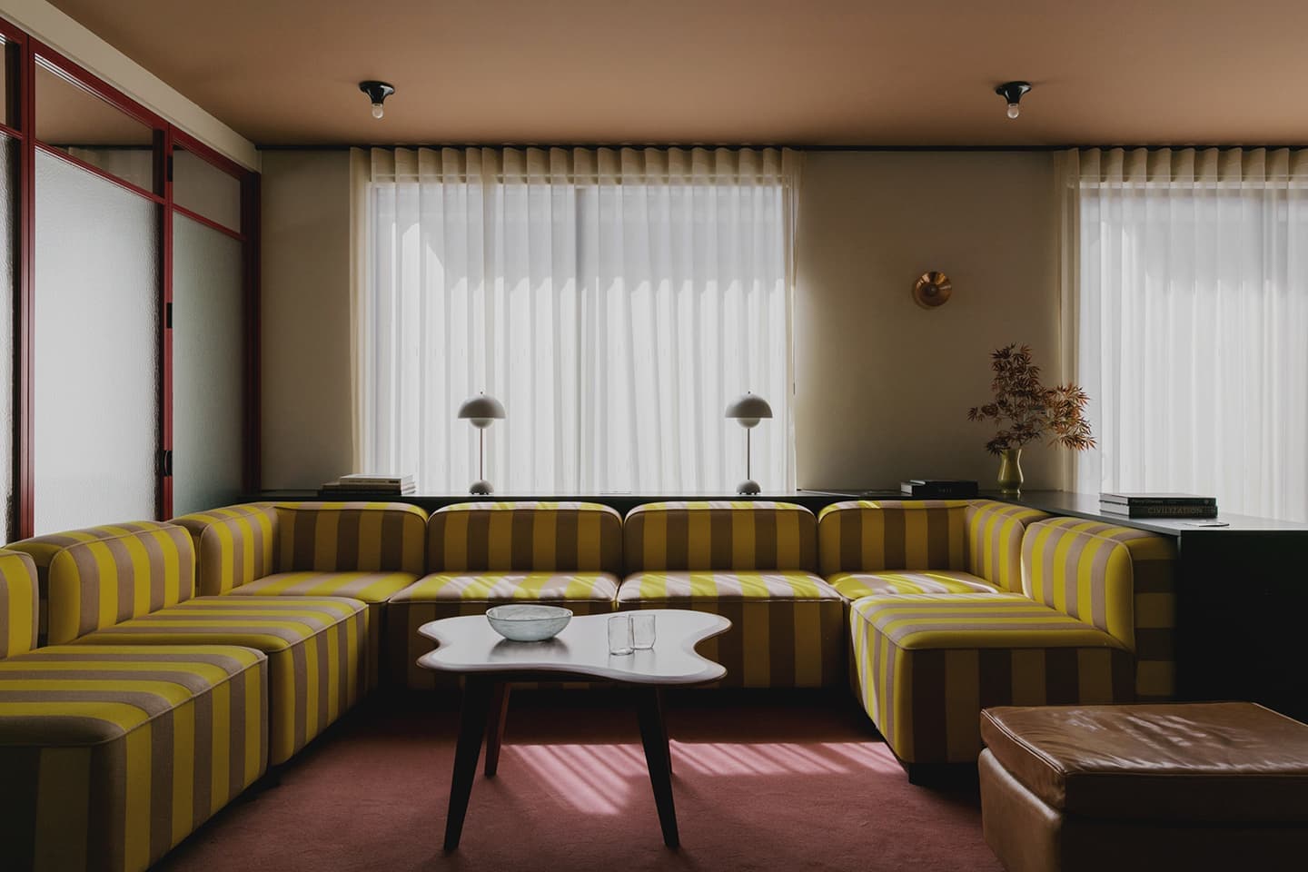 Уютный офис в эстетике американских частных домов 50-х годов – проект студии Daytrip