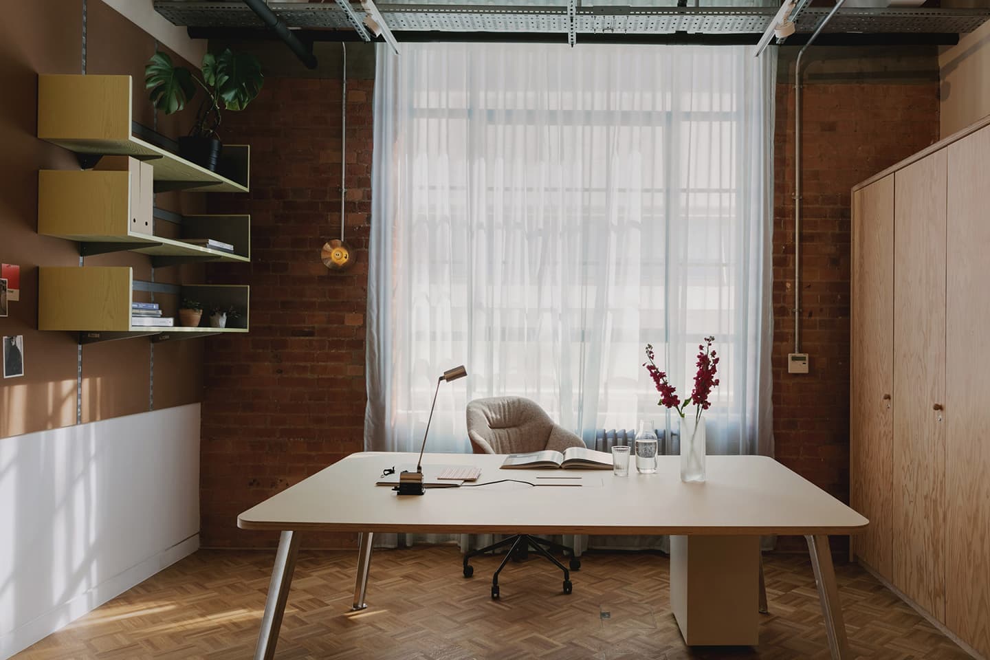 Уютный офис в эстетике американских частных домов 50-х годов – проект студии Daytrip