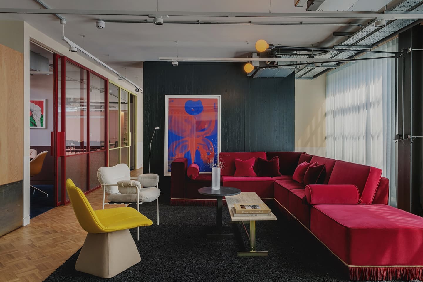 Уютный офис в эстетике американских частных домов 50-х годов – проект студии Daytrip