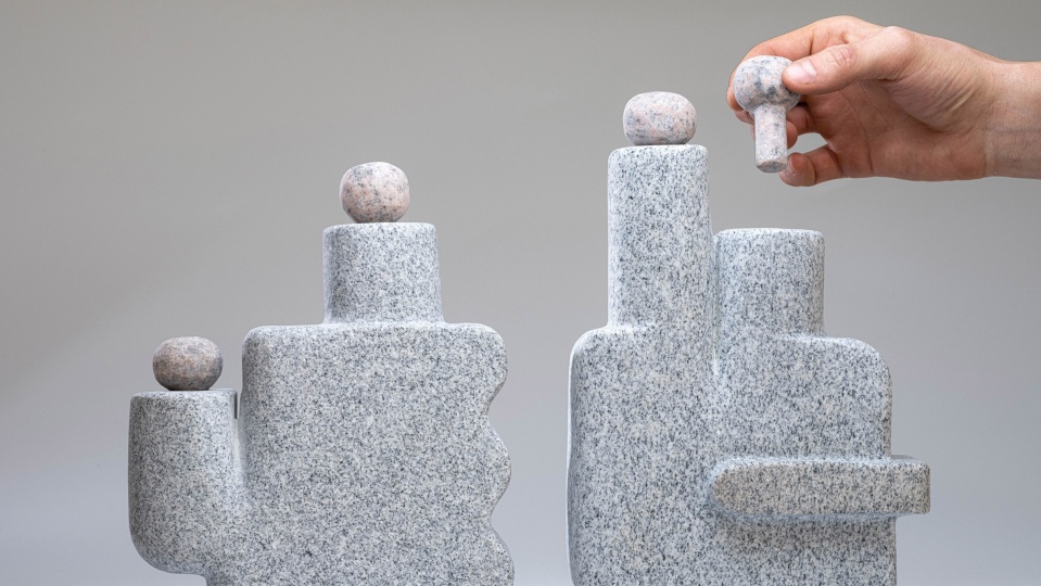 Американский художник создал серию скульптур из гранита методом кладки без сцепления