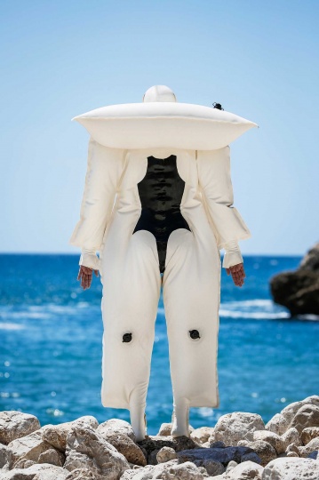 SiiGii спроектировала надувной костюм для людей с аллергией на солнце