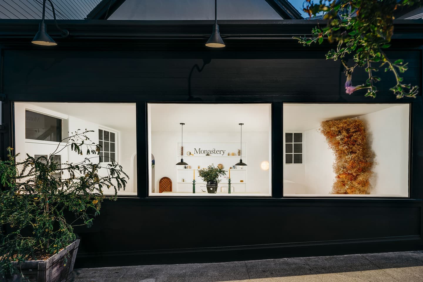 Свежее видение монастыря в интерьере калифорнийского спа-салона — проект Jacqueline Sullivan