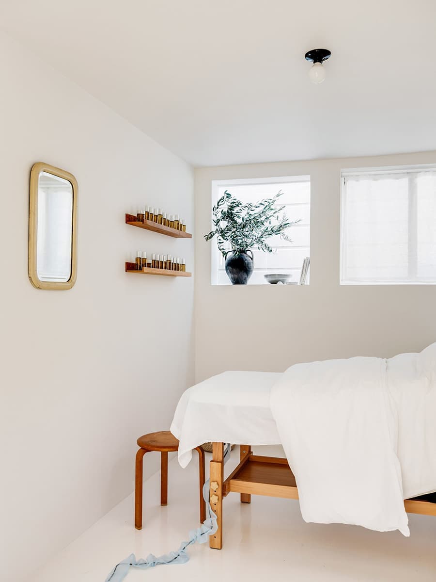 Свежее видение монастыря в интерьере калифорнийского спа-салона — проект Jacqueline Sullivan