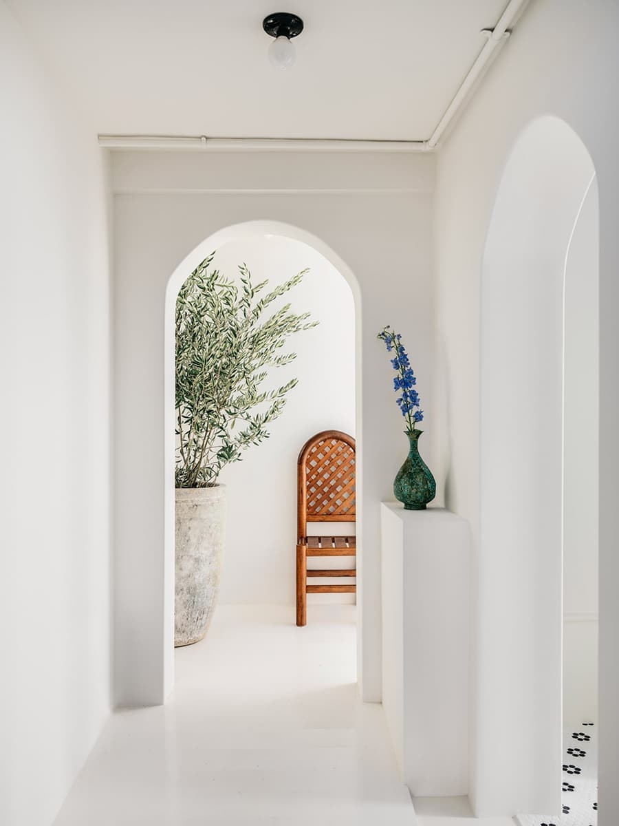 Свежее видение монастыря в интерьере калифорнийского спа-салона — проект Jacqueline Sullivan