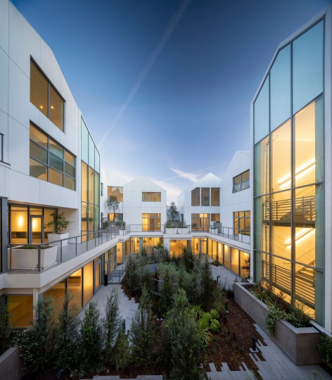 MAD Architects построили жилой комплекс в стиле пригородных домиков в Беверли-Хиллз