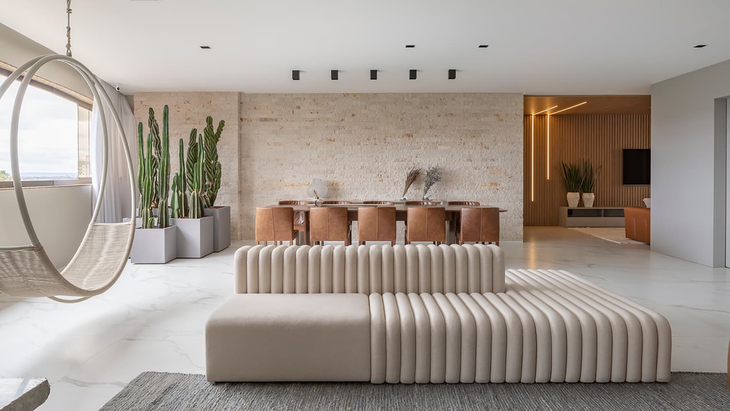 Большая гостиная и микс материалов и текстур в бразильских апартаментах — проект Studio2 Arquitetura e Interiores