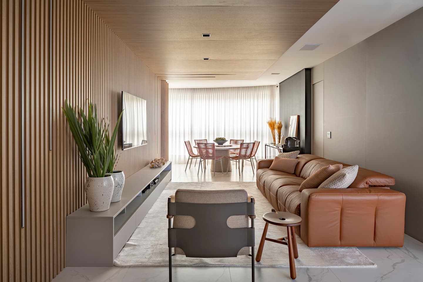 Большая гостиная и микс материалов и текстур в бразильских апартаментах — проект Studio2 Arquitetura e Interiores