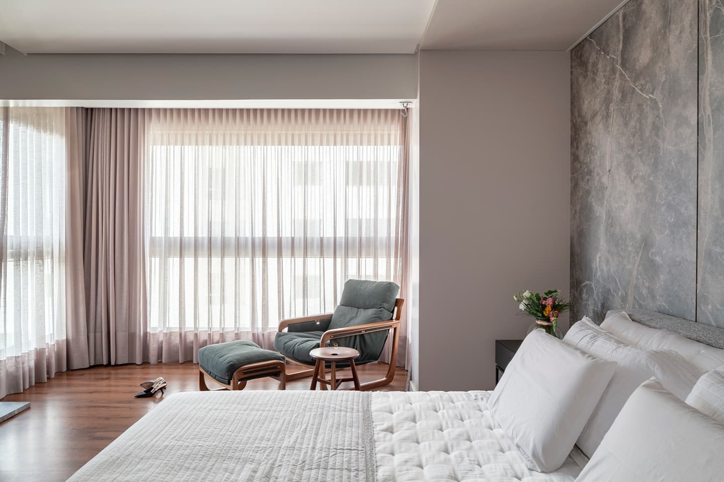 Большая гостиная и микс материалов и текстур в бразильских апартаментах — проект Studio2 Arquitetura e Interiores