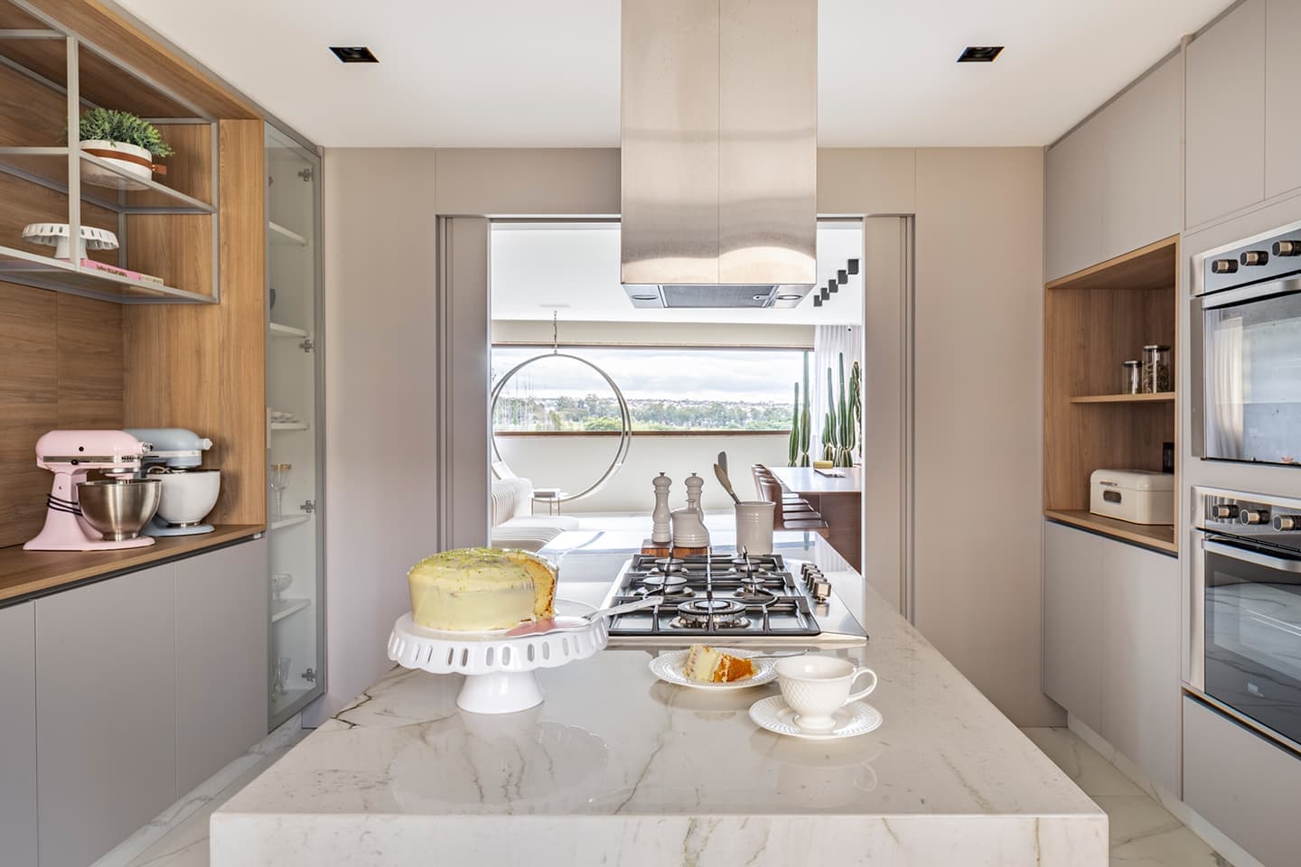 Большая гостиная и микс материалов и текстур в бразильских апартаментах — проект Studio2 Arquitetura e Interiores