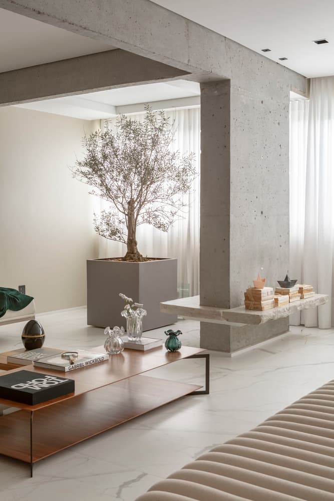 Большая гостиная и микс материалов и текстур в бразильских апартаментах — проект Studio2 Arquitetura e Interiores