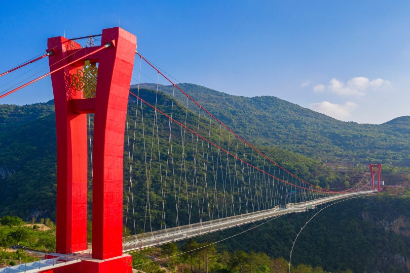 В Китае построили самый длинный стеклянный мост в мире