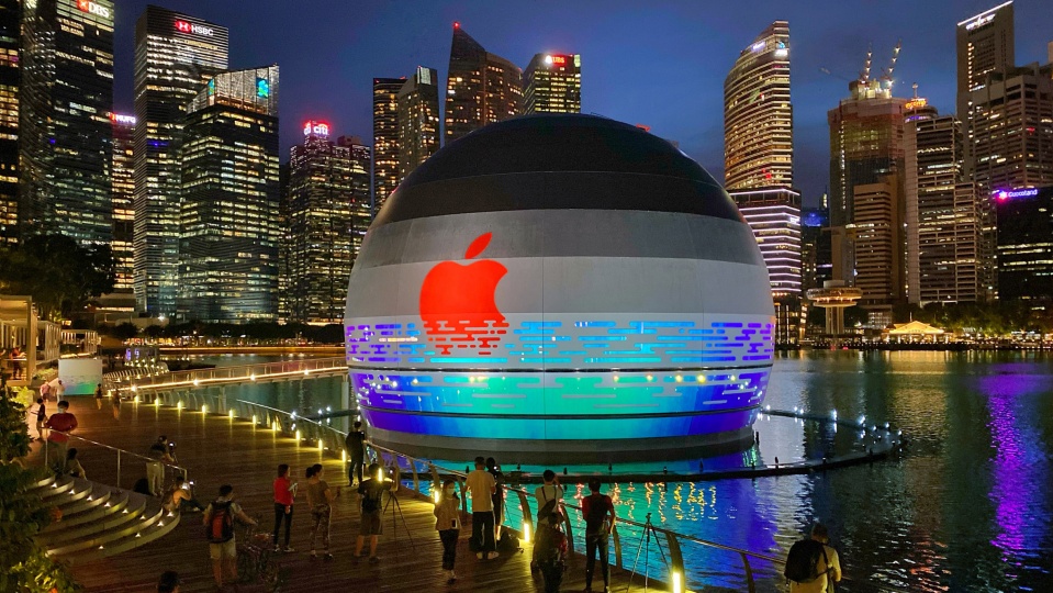 Foster+Partners построили подводный шоу-рум Apple