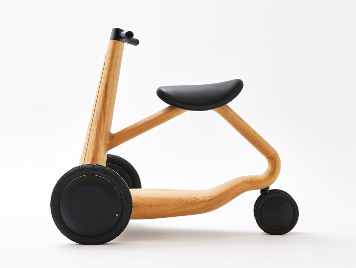 Японский дизайнер разработал экологичный деревянный скутер