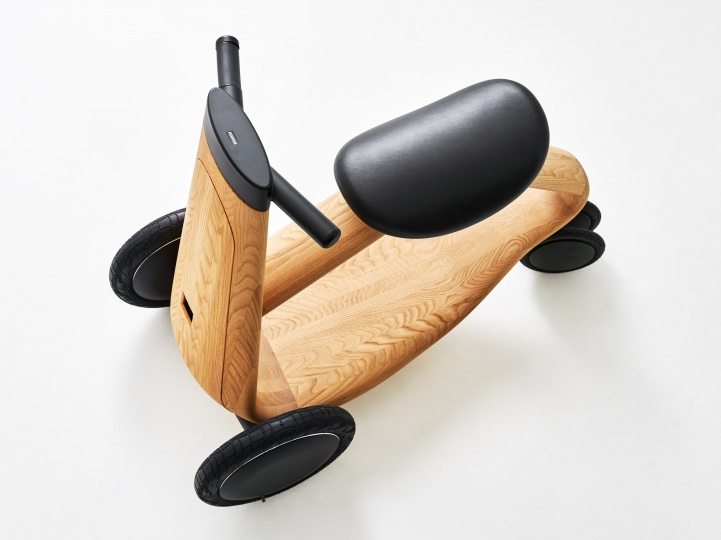 Японский дизайнер разработал экологичный деревянный скутер