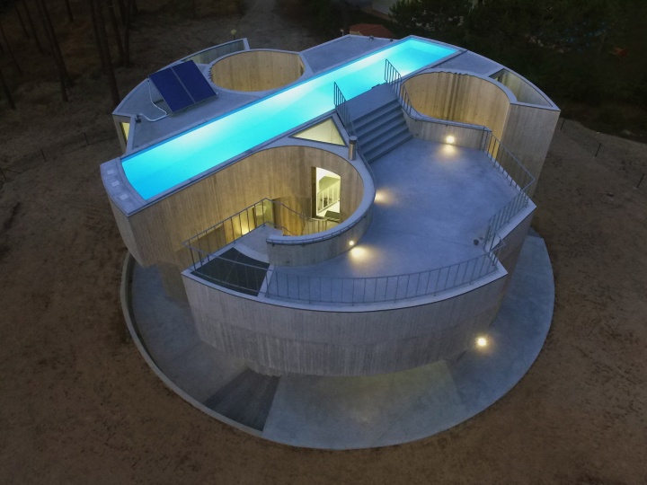 Double O Studio построили приватный бетонный дом с бассейном на крыше