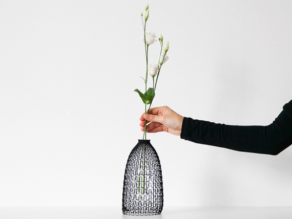 Дизайнер придумал превращать пластиковые бутылки в вазы
