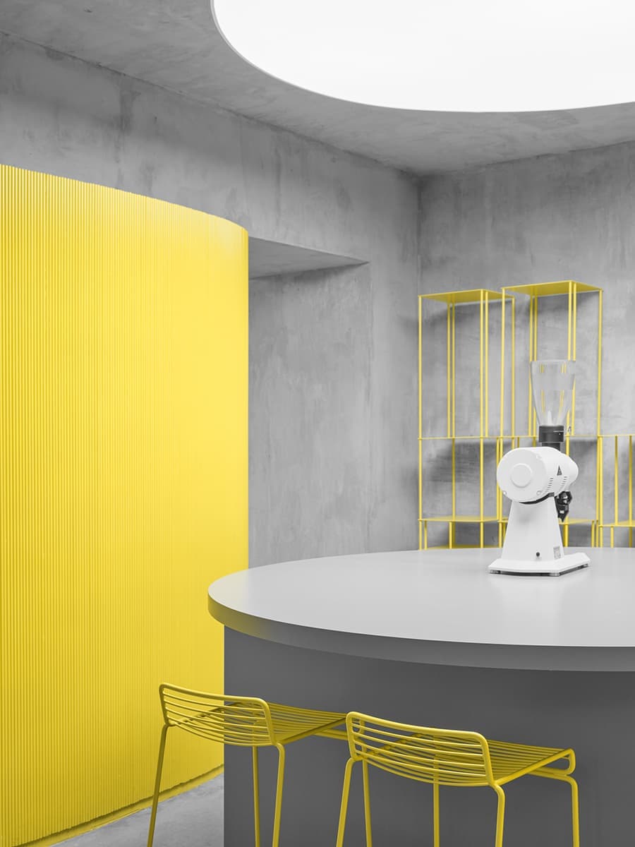 Двухцветный монохром Гарри Нуриева в петербургском пространстве Avgvst – проект Crossby Studios