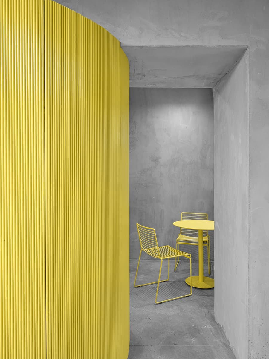 Двухцветный монохром Гарри Нуриева в петербургском пространстве Avgvst – проект Crossby Studios