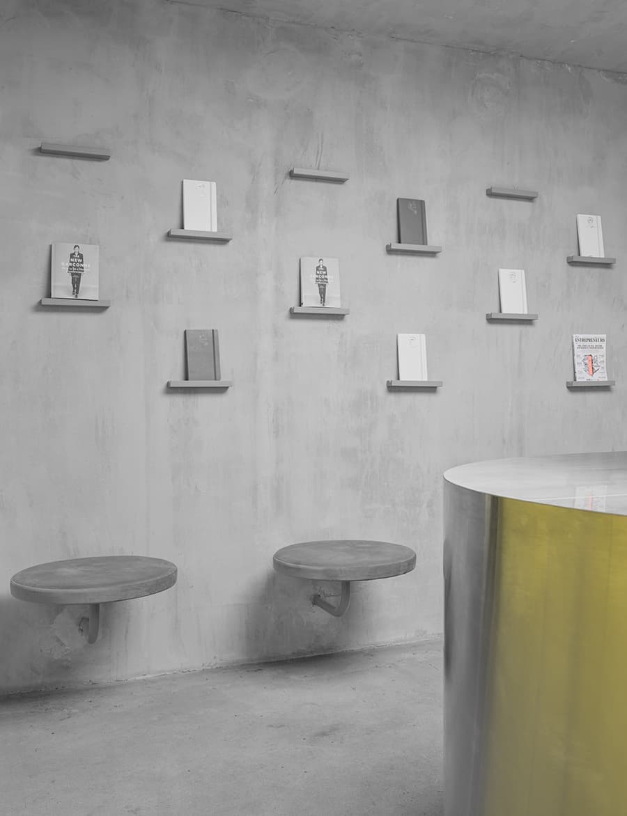 Двухцветный монохром Гарри Нуриева в петербургском пространстве Avgvst – проект Crossby Studios