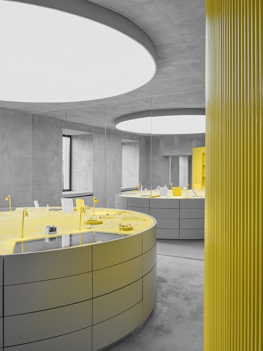 Двухцветный монохром Гарри Нуриева в петербургском пространстве Avgvst – проект Crossby Studios