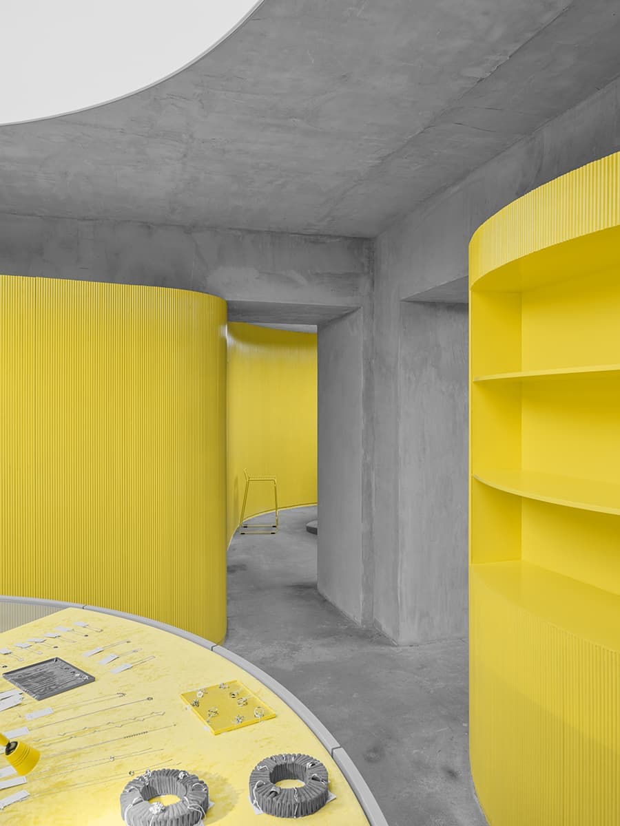 Двухцветный монохром Гарри Нуриева в петербургском пространстве Avgvst – проект Crossby Studios