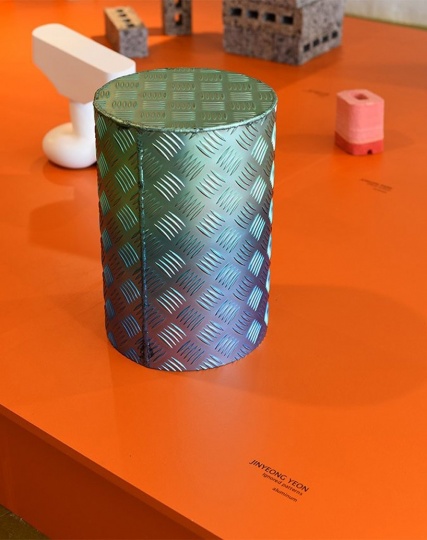 Корейский дизайнер представил мебель из промышленного алюминия