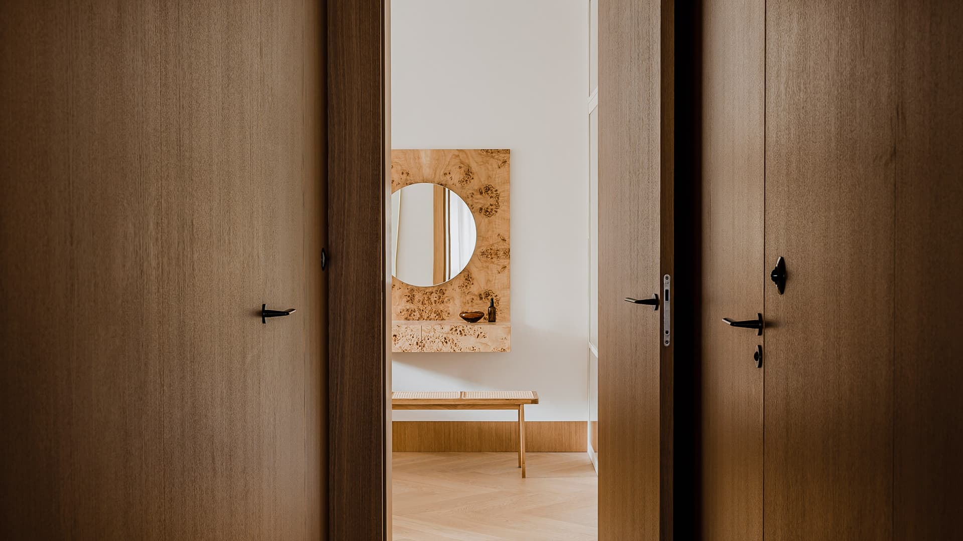 Теплое дерево и мрамор в квартире в Познани – проект Agnieszka Owsiany Studio