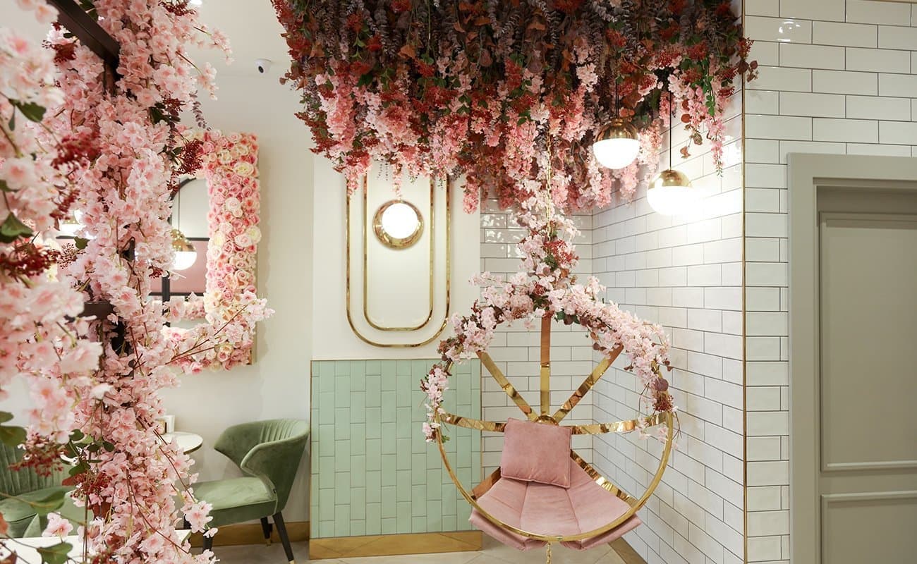 Сад глициний и роз в Emilia Cafe в Стамбуле