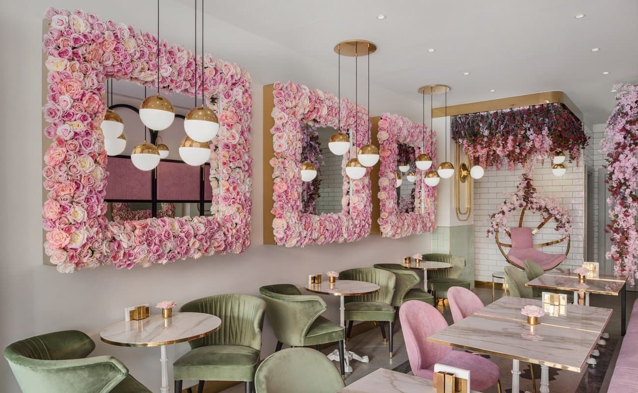 Сад глициний и роз в Emilia Cafe в Стамбуле