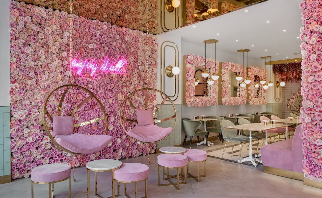 Сад глициний и роз в Emilia Cafe в Стамбуле