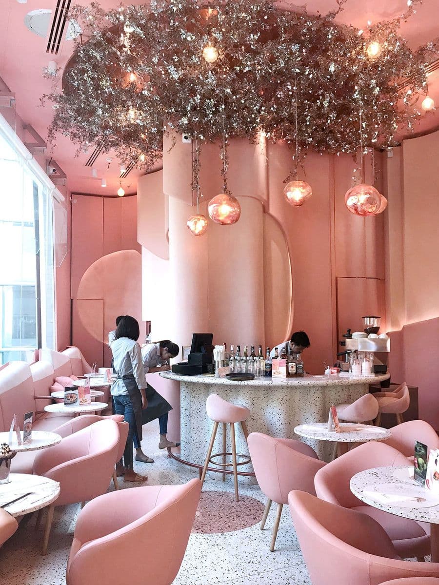 Кофейня в розовом стиле
