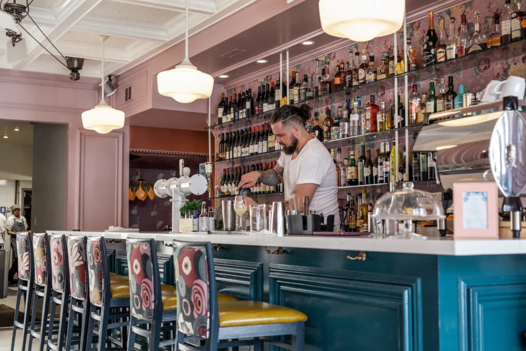 Маленькое кафе Cancan в Торонто, Канада