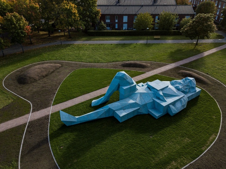 В парке в Стокгольме появились гигантские скульптуры Ксавье Вейлана