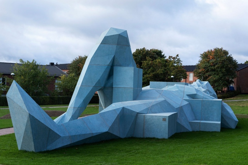 В парке в Стокгольме появились гигантские скульптуры Ксавье Вейлана