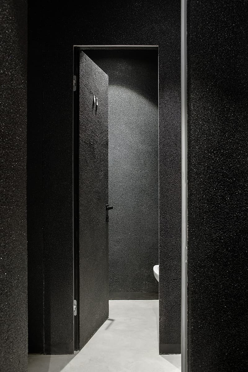 Свет, тень и все оттенки черного в кофейном баре в Харькове – проект Ponomarenko Bureau