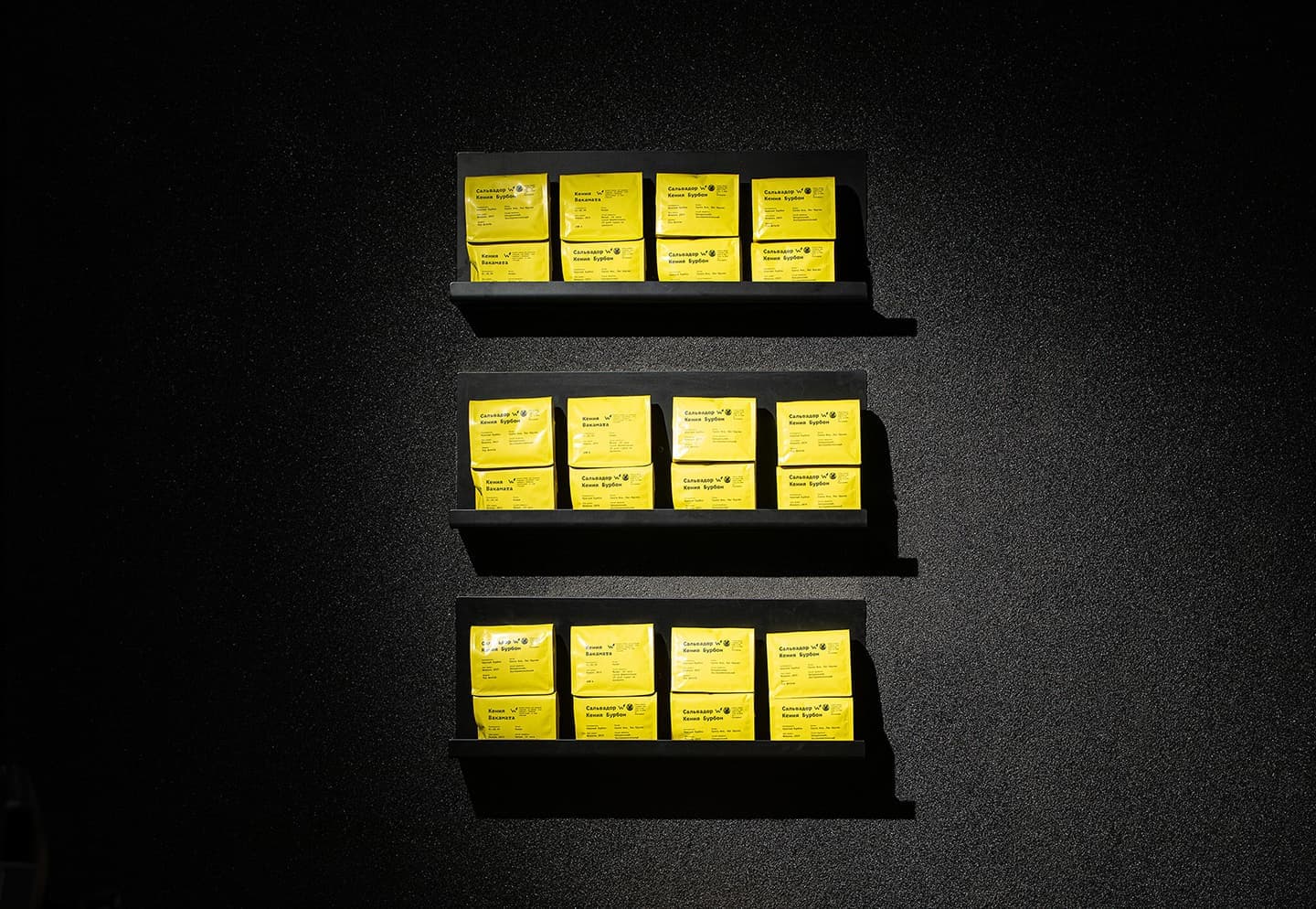 Свет, тень и все оттенки черного в кофейном баре в Харькове – проект Ponomarenko Bureau