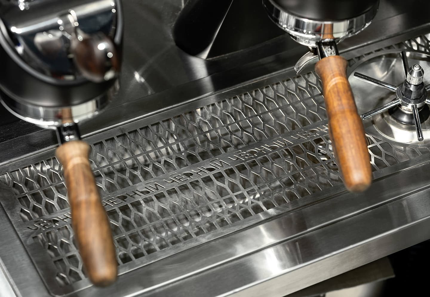 Свет, тень и все оттенки черного в кофейном баре в Харькове – проект Ponomarenko Bureau