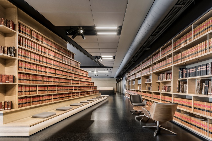 Esrawe Studio спроектировали офис с самой большой юридической библиотекой