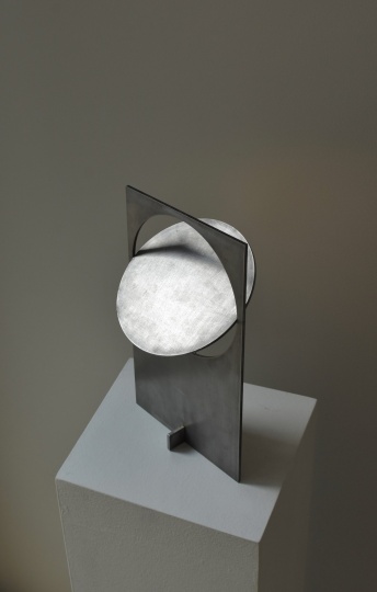 Мексиканский дизайнер сделал сборный светильник из металлической пластины