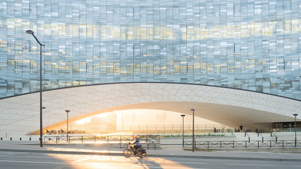 Snøhetta построили офисное здание из 20 000 стеклянных плиток