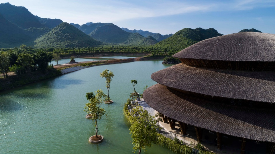 Vo Trong Nghia Architects построили бамбуковый купол для ресторана во Вьетнаме