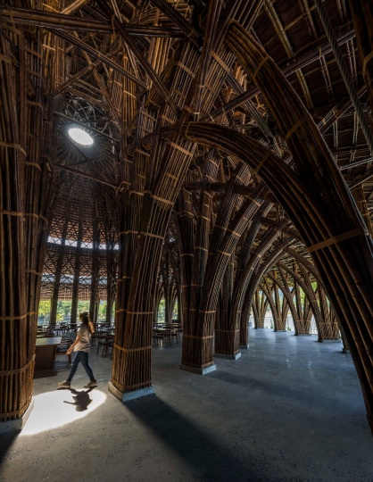 Vo Trong Nghia Architects построили бамбуковый купол для ресторана во Вьетнаме