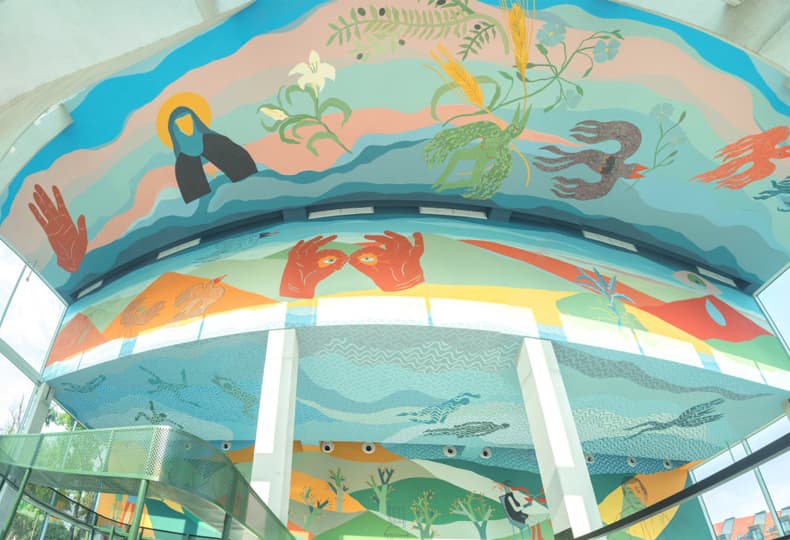 Художница Алисия Бяла украсила проект MVRDV во Вроцлаве фресками от пола до потолка