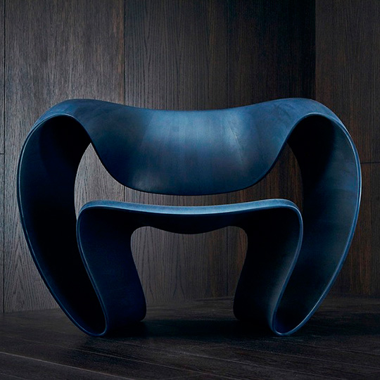 Кресло из тонированного арктического клена Ribbon Chair Томаса Вогана