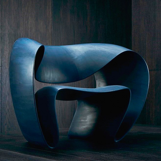 Кресло из тонированного арктического клена Ribbon Chair Томаса Вогана